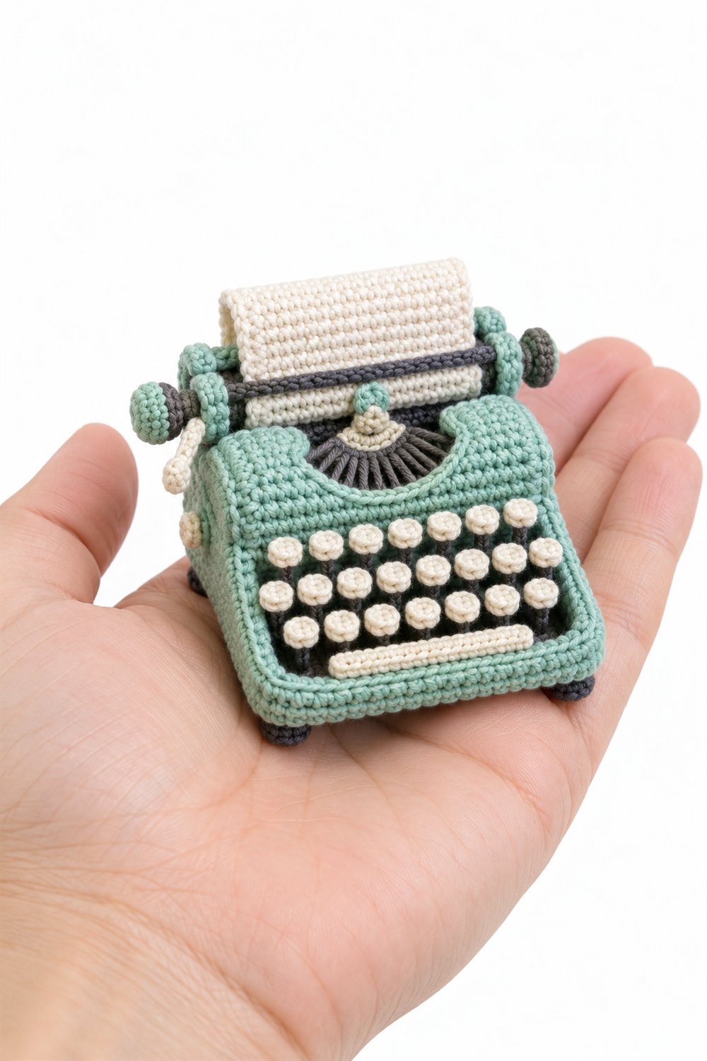 822 Mint Typewriter With Embroidered Keys - Crochet Pattern