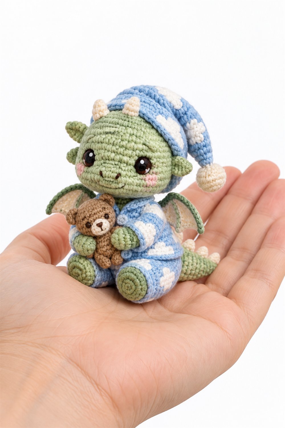 869 Dragaozinho Com Pijama De Nuvens - Amigurumi Pattern
